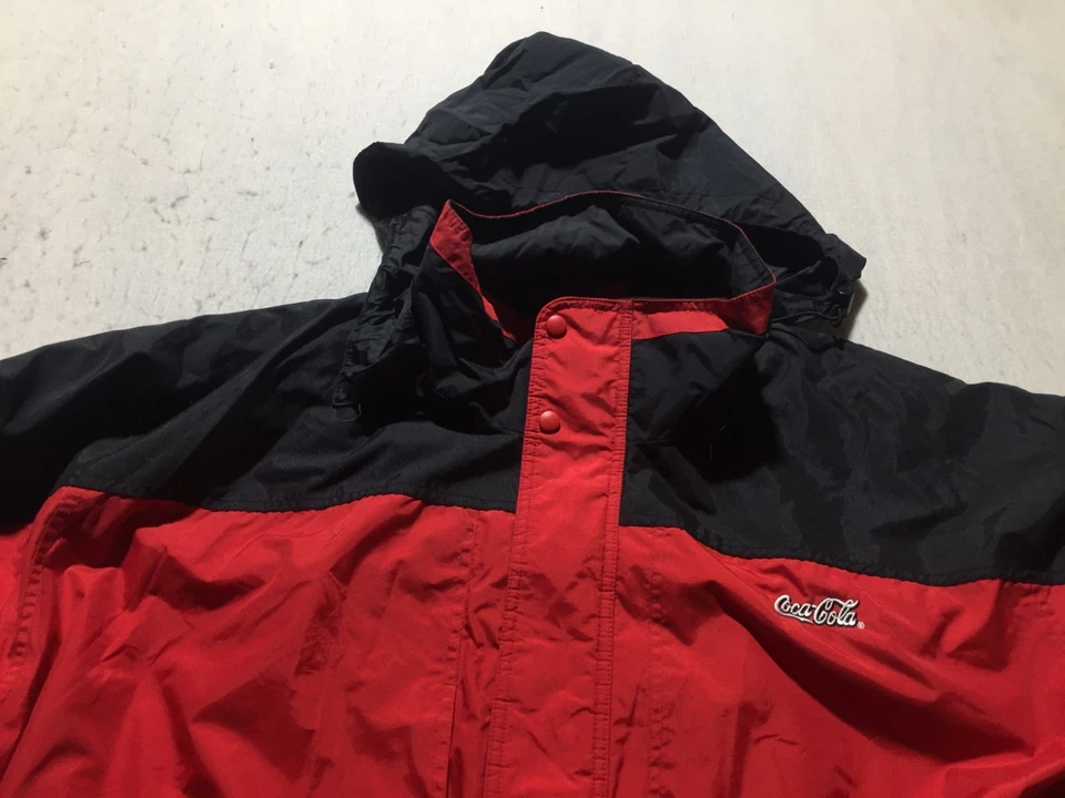 可口可乐 Wear Guard 冬季外套男式 2XL 红色黑色连帽口袋拉链标志 — 第 2/4 张图片