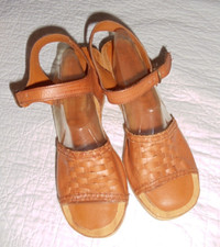 Vintage 1970s shoes Wooden Platform Heel Leather sandals size 9 HTF excellent