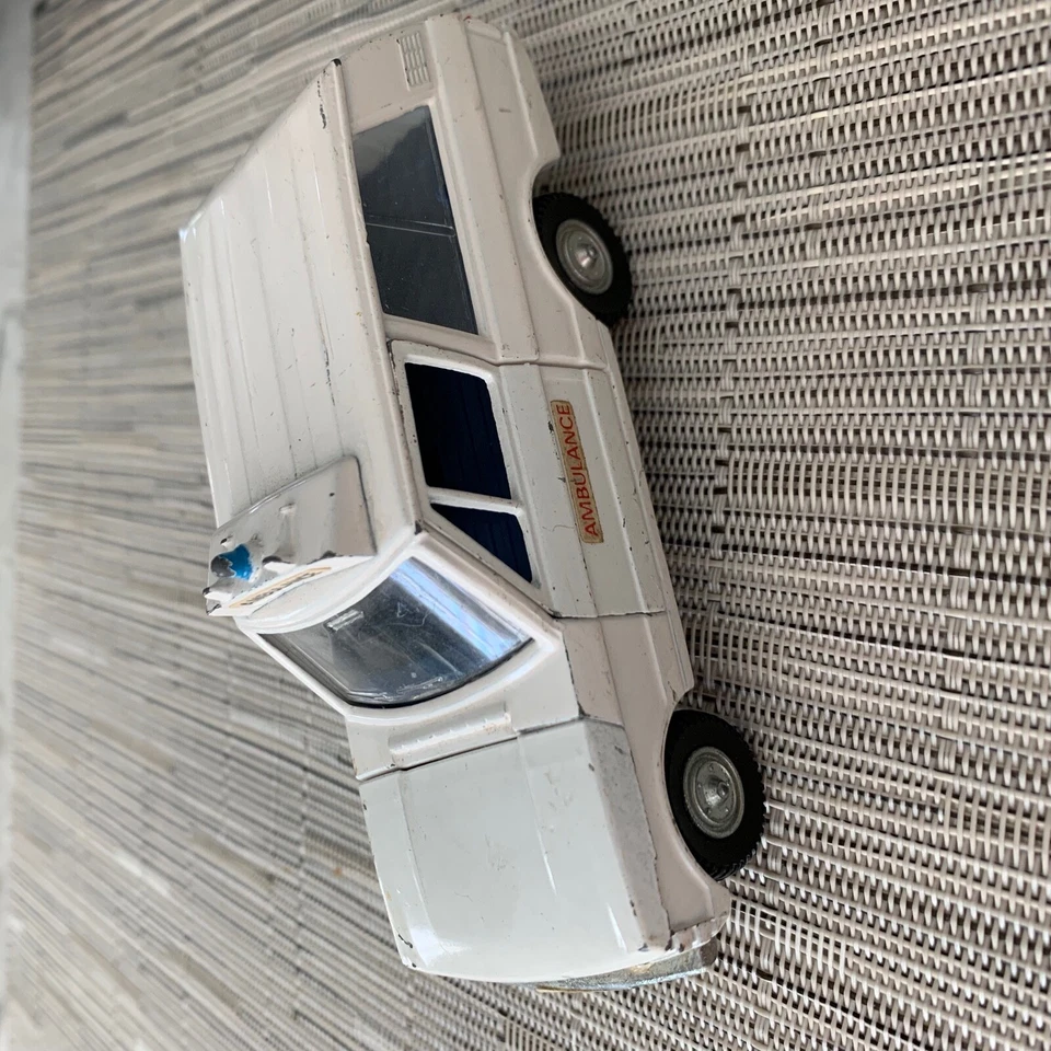 Dinky Toy Range Rover Ambulance - Image 2 of 4