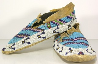 PAIR OF 1890s NATIVE AMERICAN SIOUX INDIAN BEAD DECORATED HIDE MOCCASINS
