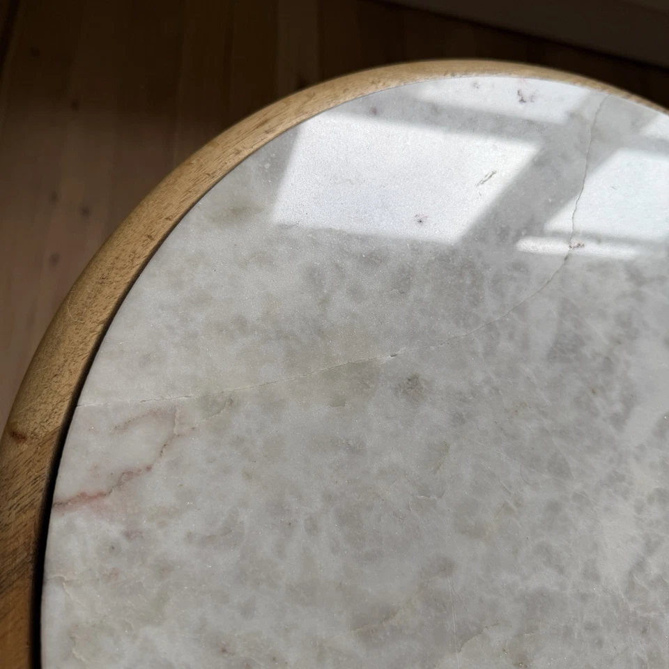 Mesa auxiliar redonda de celosía marroquí hecha a mano de madera natural + mármol blanco años 70 Foto 4 de 4