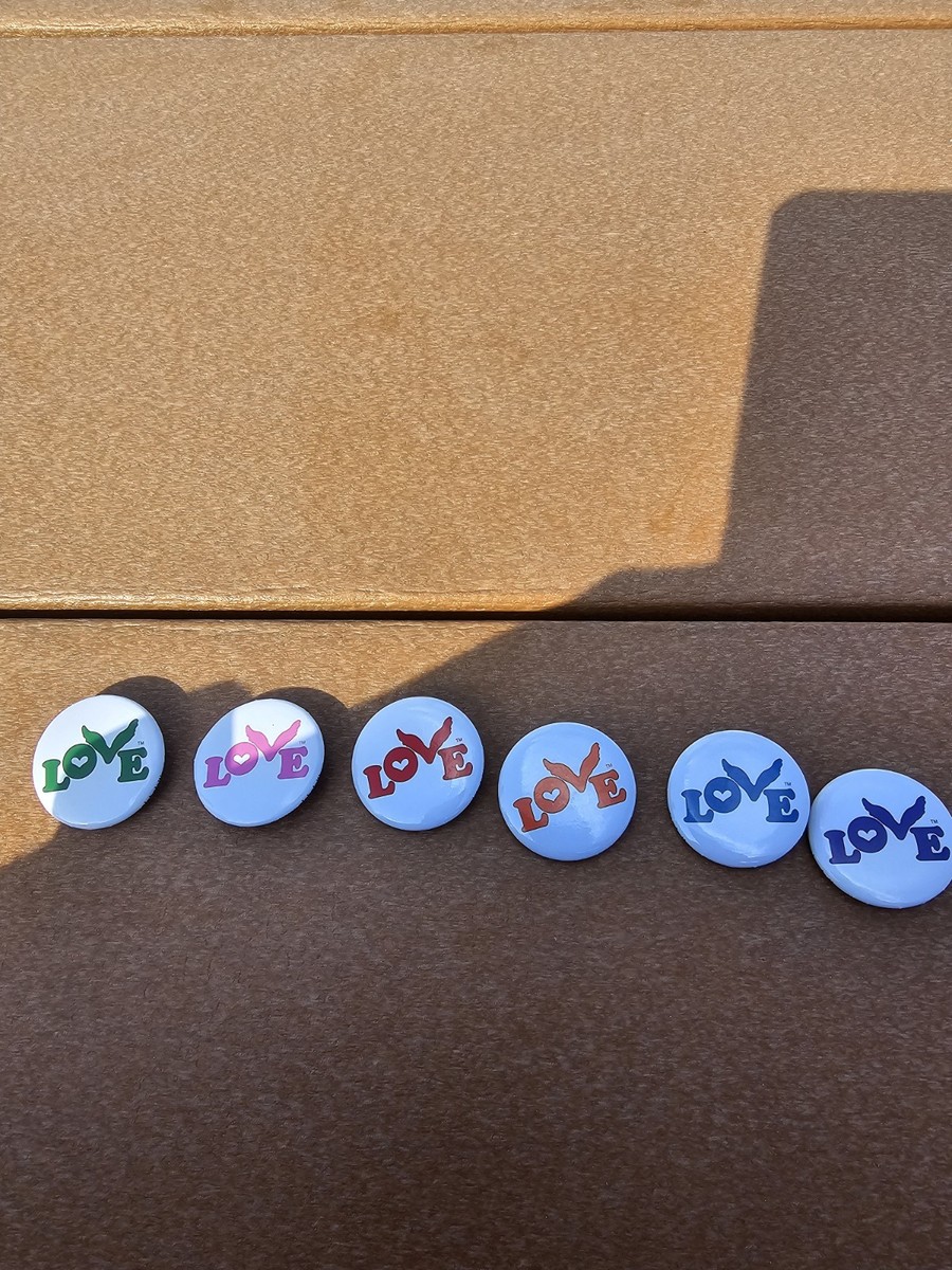 ミュージシャン Coldplay Love Button Coldplay Chris Martin Love Logo Button Hat Lapel Trading Pin
