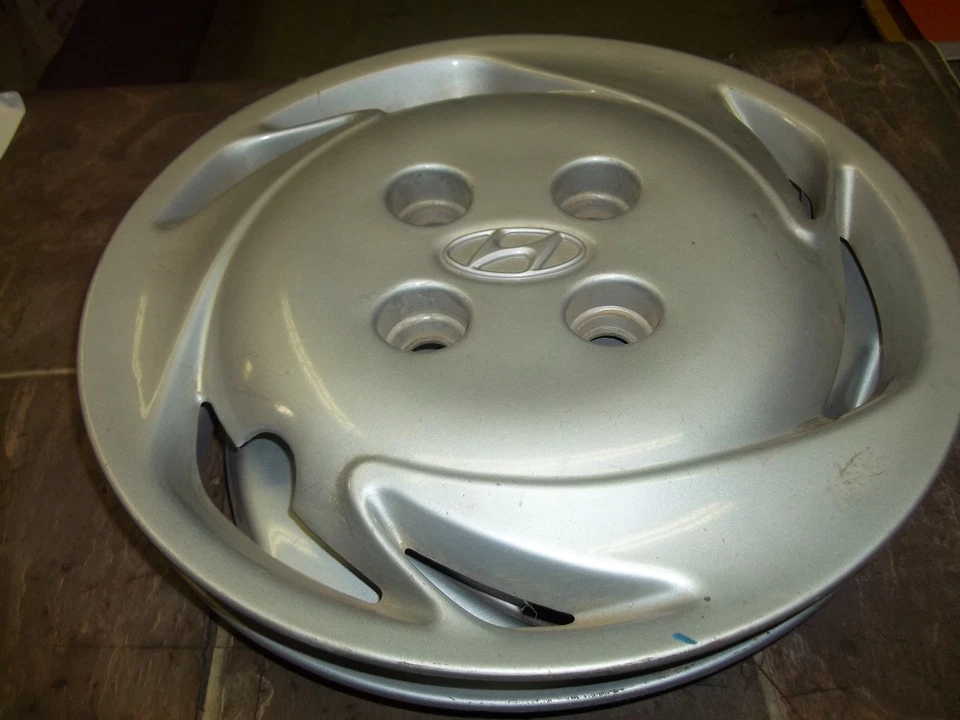 HYUNDAI ACCENT 1993 1994 1995 CUBIERTA DE RUEDA 14" CUBIERTA DE RUEDA 6 RADIOS * 2 PIEZAS* Foto 3 de 4