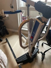 Invacare Reliant 450 Hoyer Lift - Charging Station, Extra Battery and Slings LG