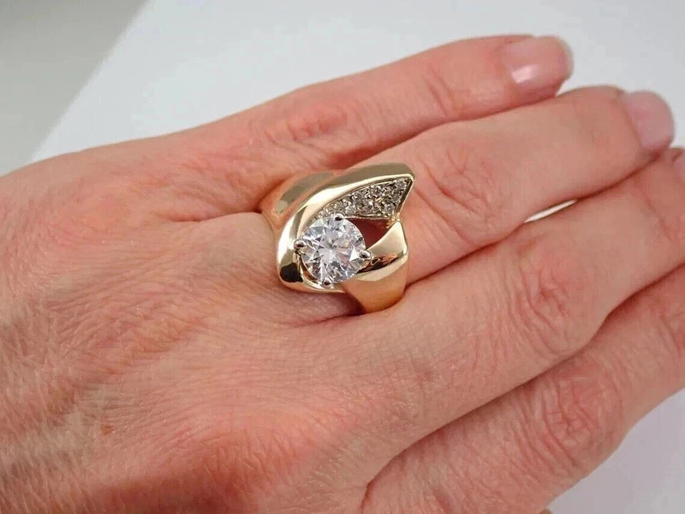 Anillo solitario de diamantes creado en laboratorio redondo de 2 quilates enchapado en oro amarillo de 14 quilates Foto 4 de 4