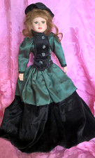 Bambola in porcellana artigianale con piedistallo linea vintage alta 48 cm