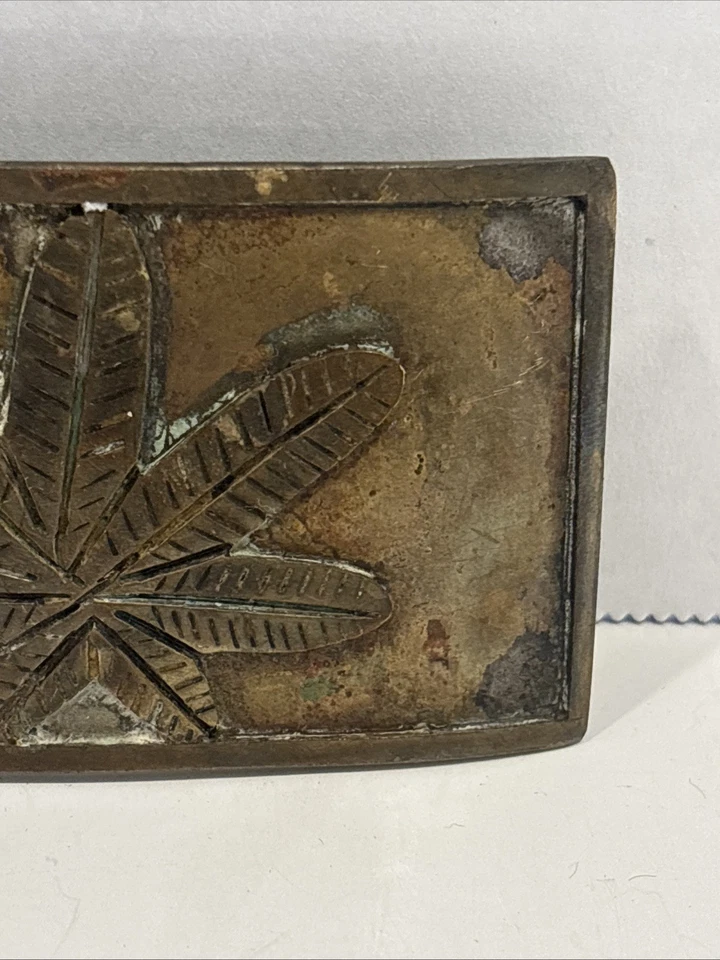 Hebilla de cinturón vintage retro de latón con hoja de marihuana de los años 70 Foto 4 de 4