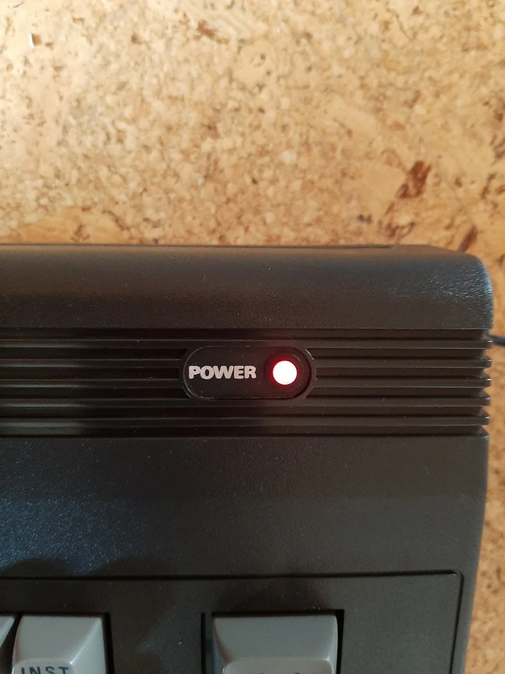 Commodore 16 Heimcomputer inkl. Steckernetzteil + Box - Bild 3 von 4