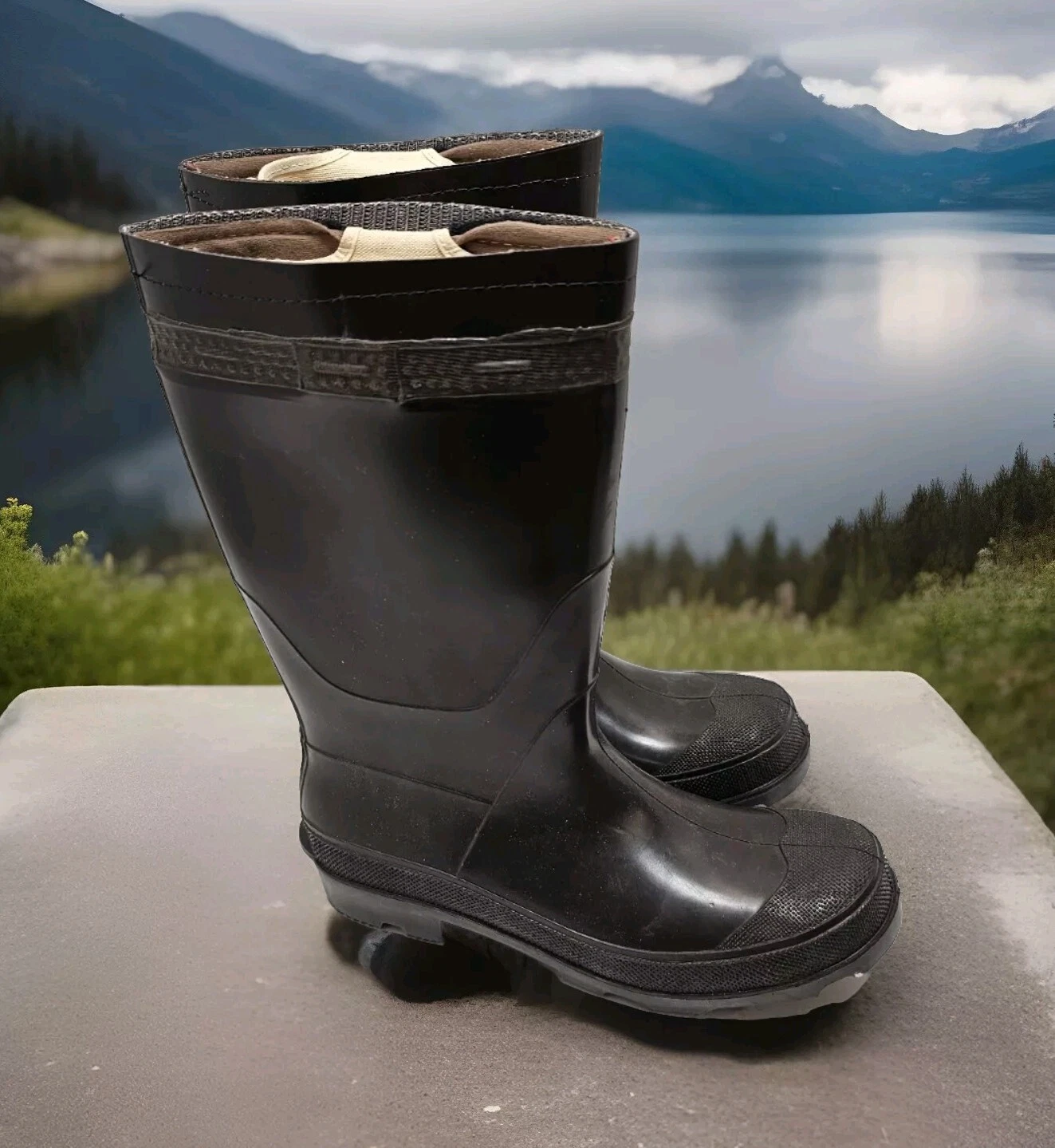 MADE IN THE USA RUBBER RAIN FISHING HUNTING BOOTS ~ SIZE M ~ GREAT SHAPE