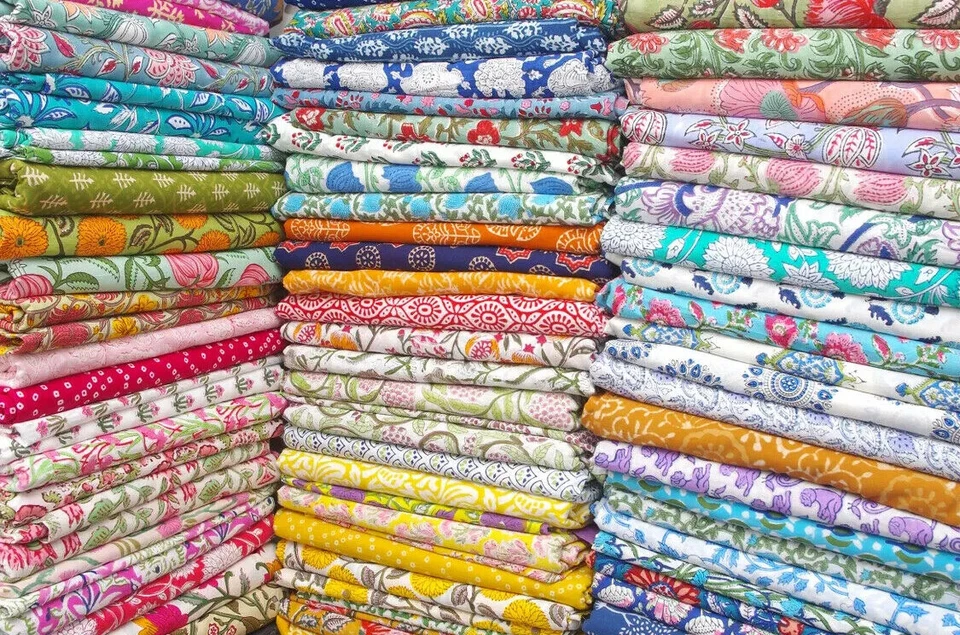 100% Cotton Ditsy Floral Material Dress Craft Quilting Patchwork Fabric 44" - Image 2 of 4
