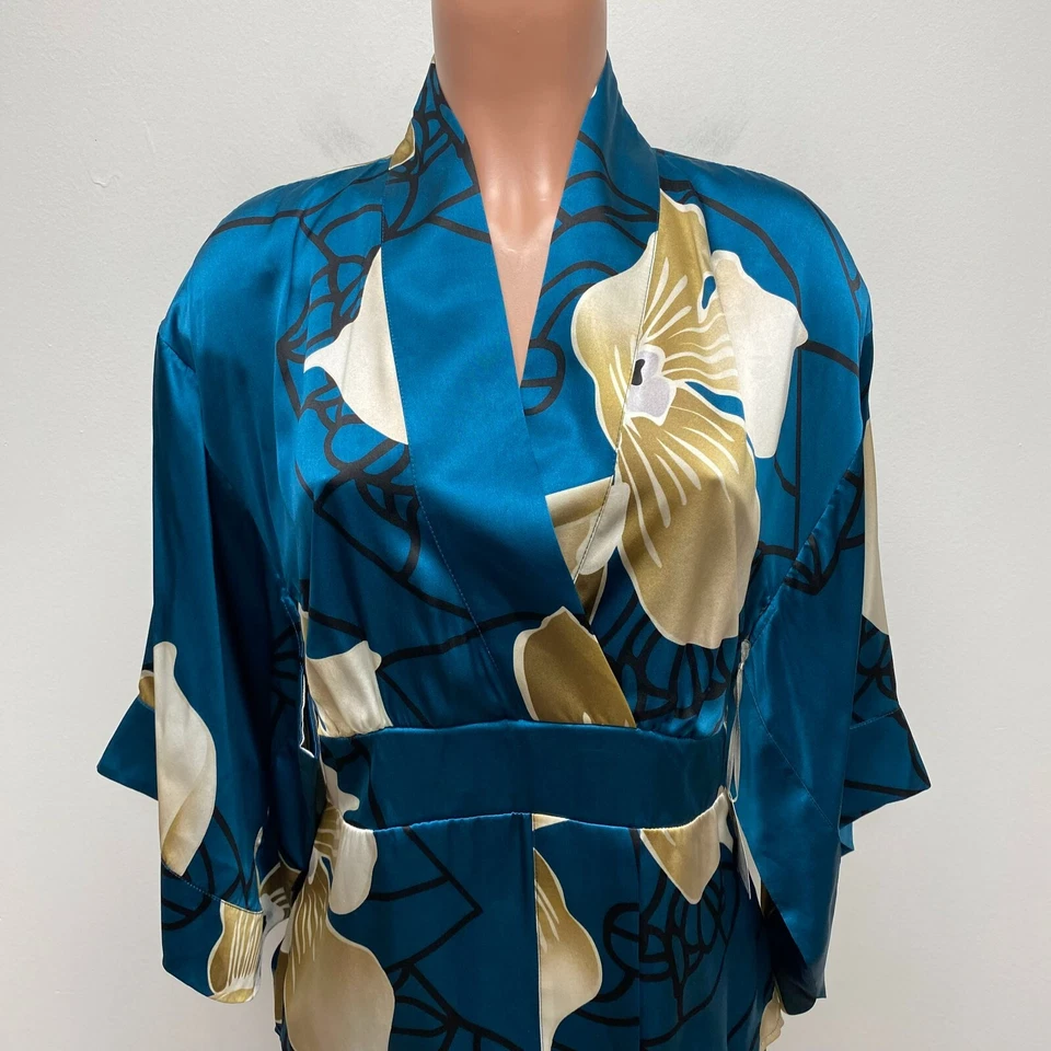 Top Soma Intimates verde azulado Magnolia Luxe satinado floral seda manga 3/4 S $98 Foto 2 de 4