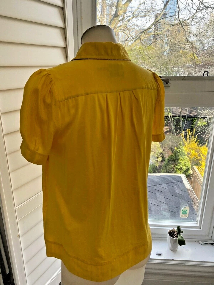 Blusa con lazo dorada manga abullonada Juicy Couture talla 6 venta al por menor $200 Foto 3 de 4