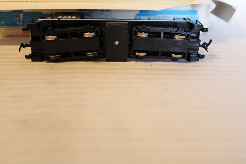 HO Scale Model Power, EMD SW1 Diesel Loco, Canadian National, Black #8502 - 6822 - Image 4 of 4