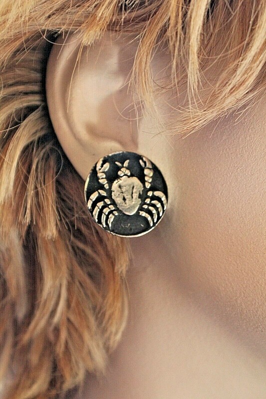 VINTAGE "LA ROCO" SILVER TONE& BLACK WASH CANCER ROUND CLIP ON EARRINGS 15/16"