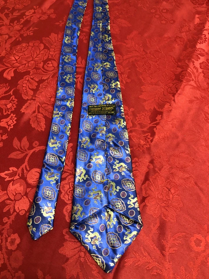 Corbata de seda plisada Perry Jones dragón oriental Foto 4 de 4