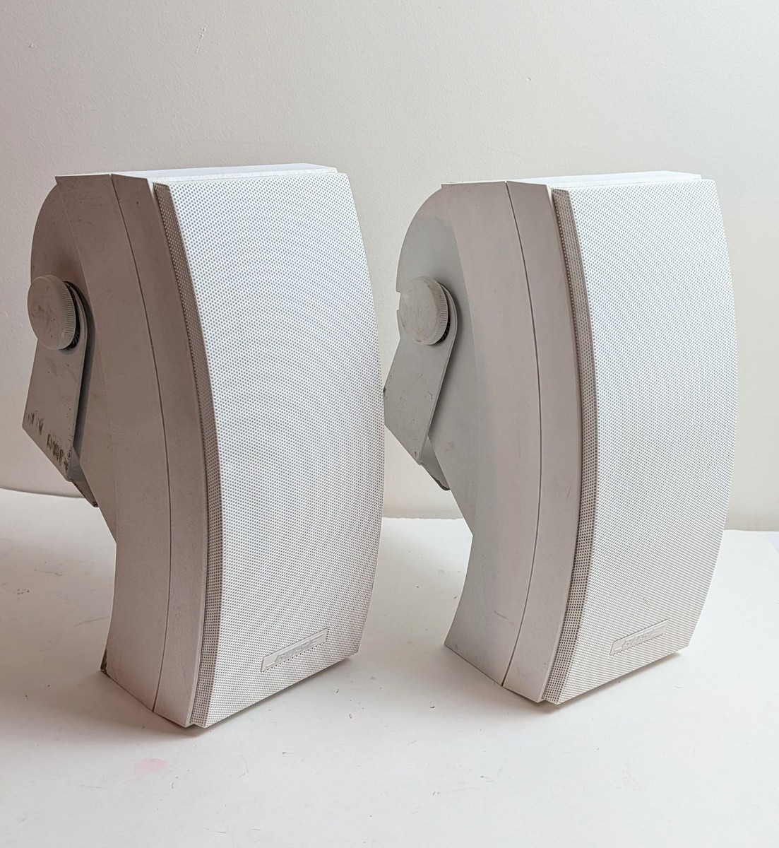 Bose 251 Environmental Outdoor Speakers White w/ Wall Brackets