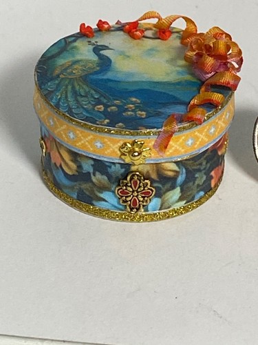 Artisan Paon Bleu Couture Hutschachtel 1:12 Puppenhaus Miniatur signiert OOAK '24 - Bild 5 von 21