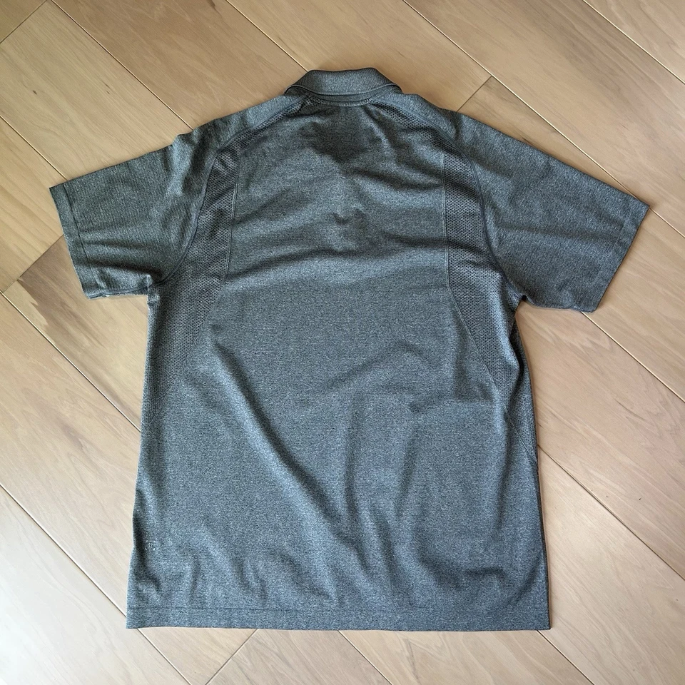 Camisa polo Lululemon metal ventilação cinza manga curta masculina GG - Imagem 2 de 4