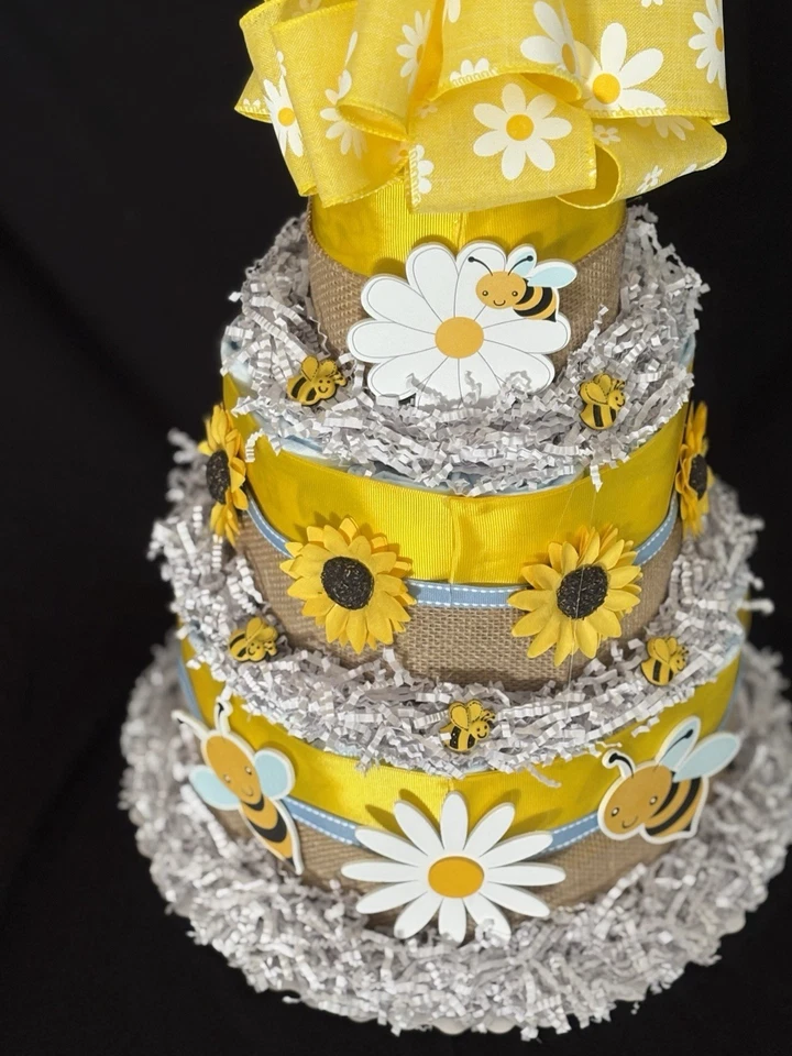 Pastel de pañales unisex Mommy To “Bee” Baby Shower o nuevo regalo para bebé - Huggies talla 2 Foto 3 de 4