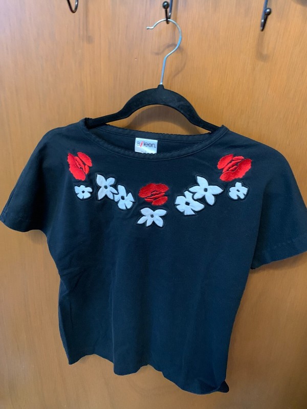 Black t shirt red white flowers, Aileen, Size S