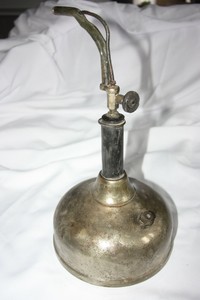 ANTIQUE GAS LAMP COLEMAN LAMP CO, RARE IN GOOD SHAPE, 14 1/2" TALL 8