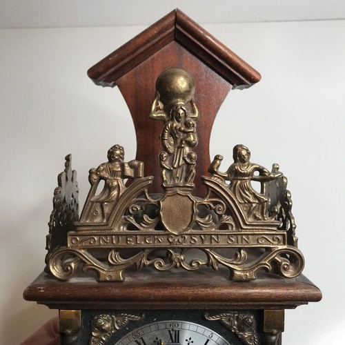 Reloj holandés funciona latón macizo y madera ornamentado hecho en Inglaterra - Imagen 5 de 24