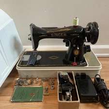 Singer 15-90 Centennial SewingMachine w/Attachments & Manual Sew A+ Solid Case