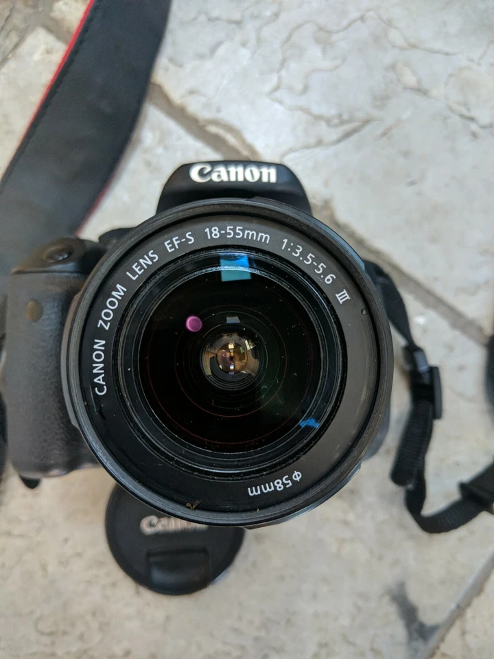 Cámara réflex digital Canon EOS 700D 18MP con lente 18-55 y bolsa 100EG Foto 3 de 4