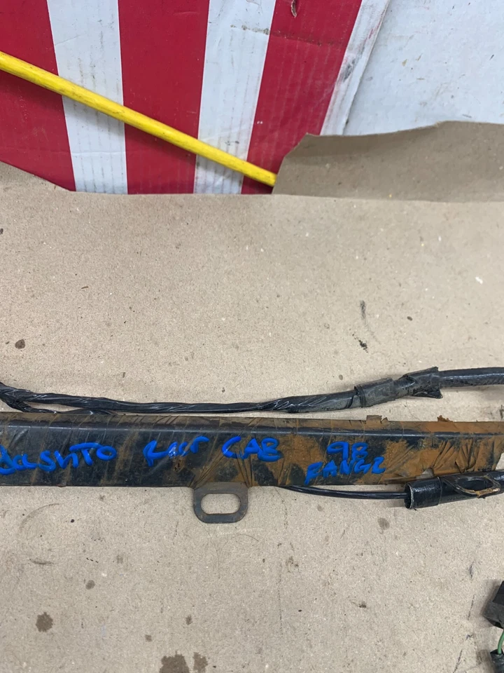 1998-2002 FORD RANGER MAZDA B2300 B4000 UNDER CARPET SEATBELT WIRING DOME LIGHT - Image 3 of 4