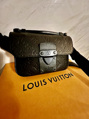 LV Herren Tasche  S lock Slingbag M 58487