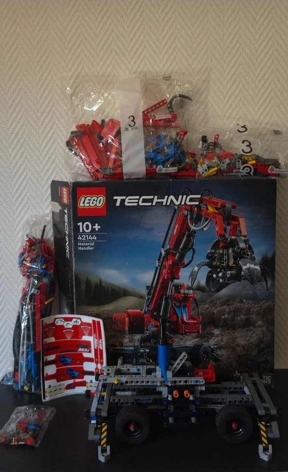 LEGO Technic 42144 Material Handler, photo 2 sur 5
