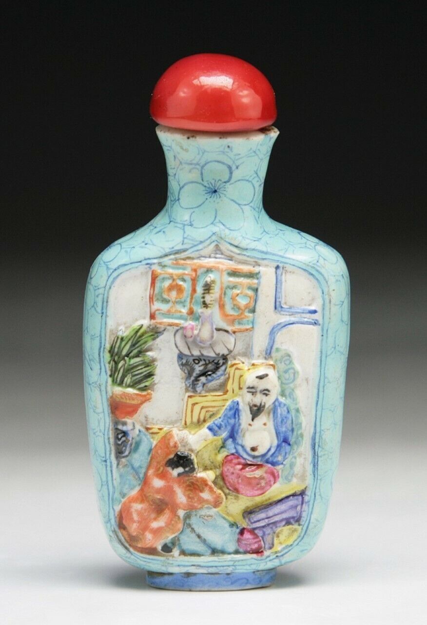 A CHINESE ANTIQUE PORCELAIN SNUFF BOTTLE