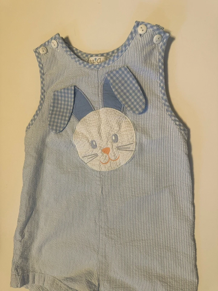 Mameluco sin mangas Petit Ami Boys Seersucker azul/blanco a rayas con apliques de conejito-24 Foto 2 de 4