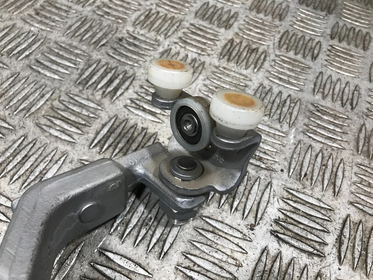 IVECO DAILY MK6 2015-On 2.3 Sliding Door Roller Hinge Upper Left N  