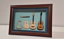 CORNICE CON STRUMENTO DI LIUTERIA A PIZZICO - CHITARRA CLASSICA IN MINIATURA -