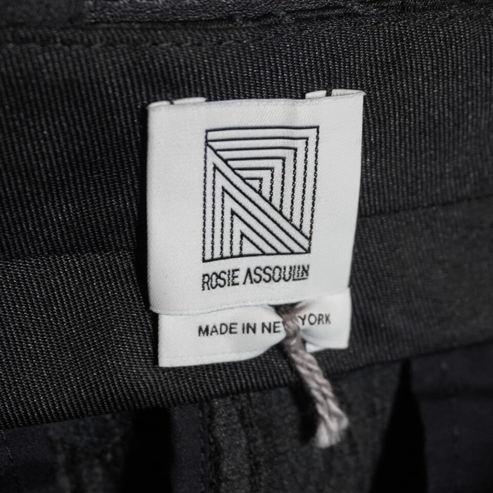 Pantalones negros cortos de pierna recta texturizados bordados con flores florales Rosie Assoulin Foto 2 de 4