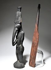 figure esprit ancestral du Sepik et une ancienne spatule à chaux de Papouasie