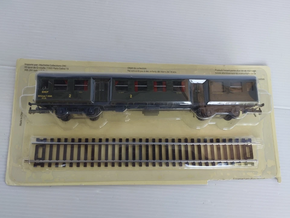 HO : Wagon 2eme classe avec un rail droit collection hachette sous blister neuf - Photo 1/4