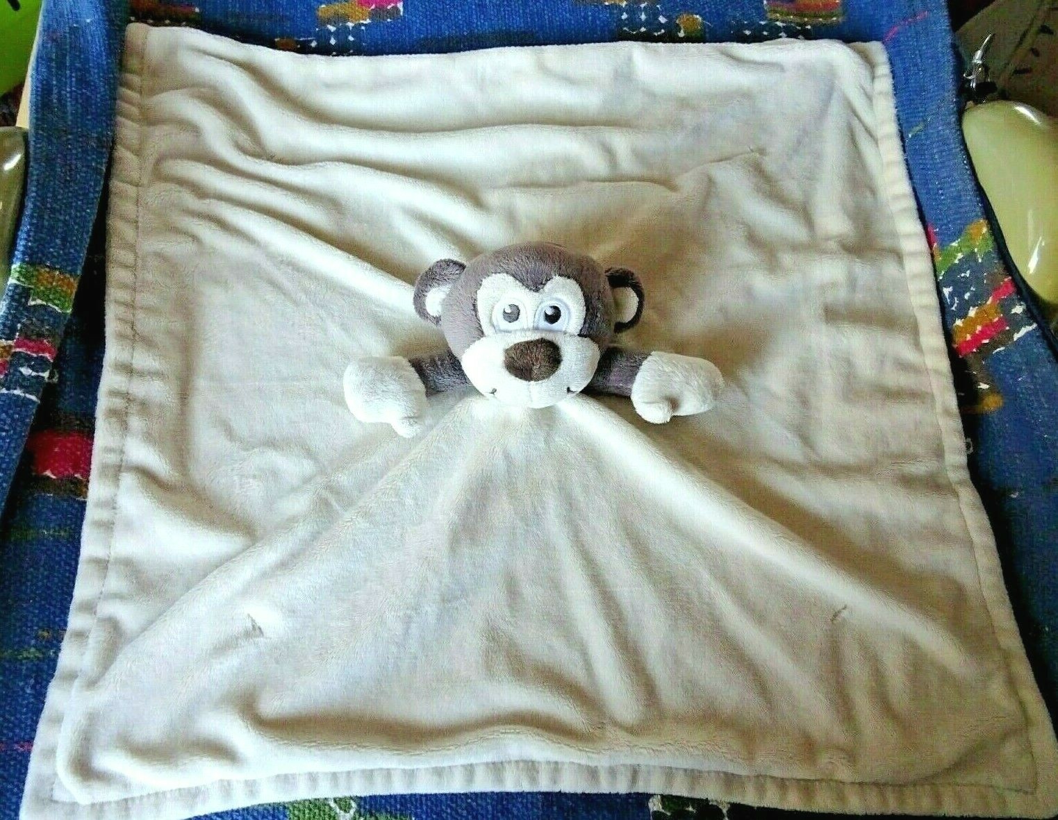 Doudou plat singe Primark beige pour consoler bébé pendant la sieste et les sorties en poussette