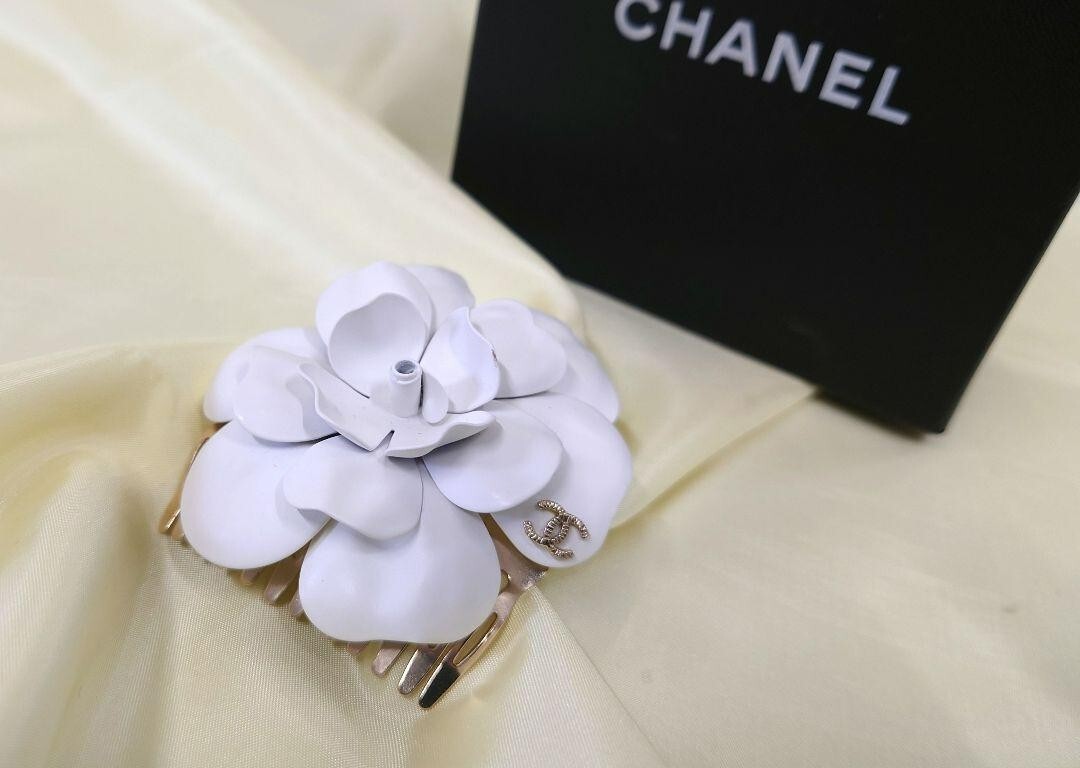 CHANEL 上品な金属製 カメリアのコーム CHANEL 上品な金属製 カメリアのコーム
