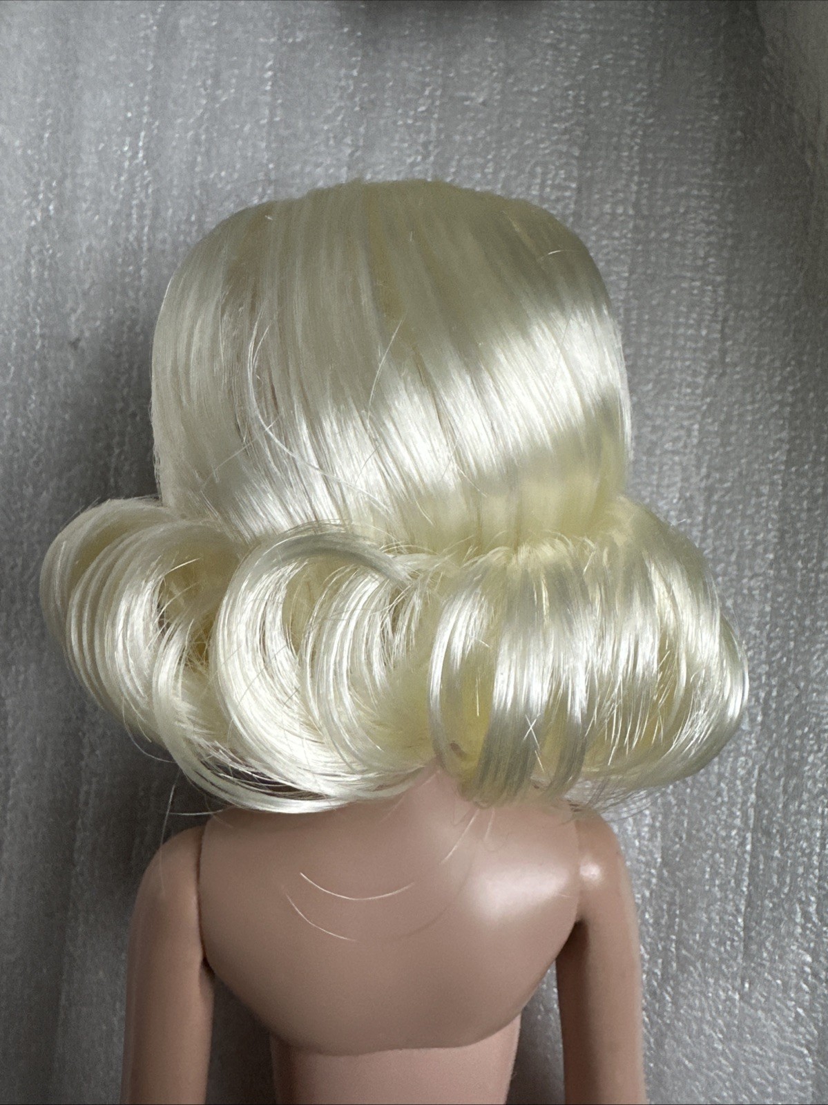 Аксессуары для кукол Tonner Ellowyne Wilde 1960’s Bouffant Raised Hairstyle Doll Wig Blonde Size 6-7 — фото 5