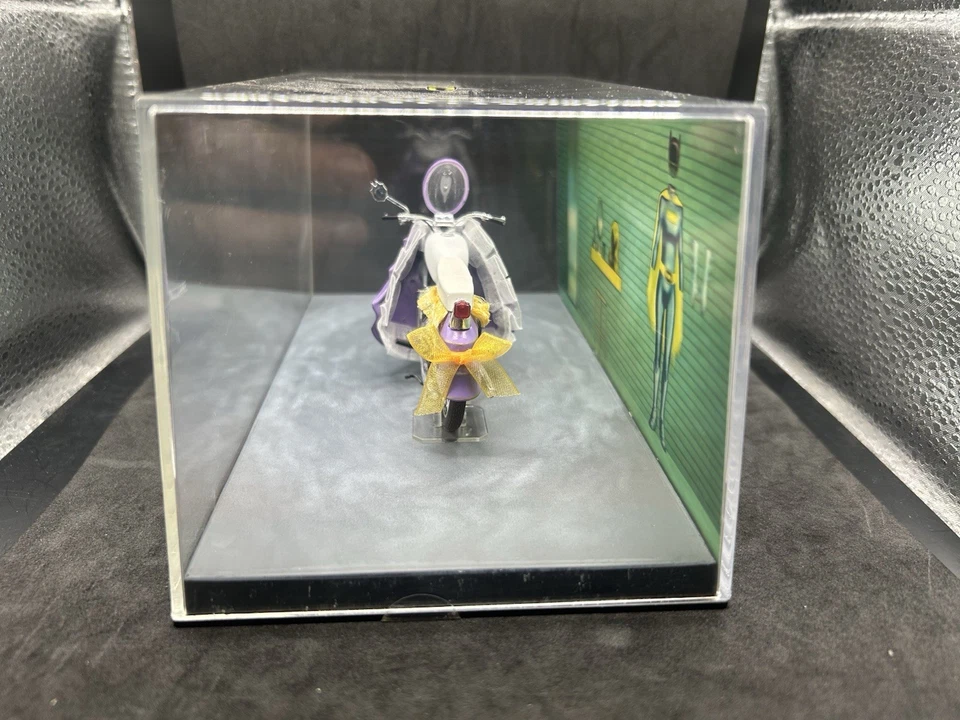 EAGLEMOSS BATMAN AUTOMOBILIA #33 CLASSIC TV BATGIRL BIKE & MAGAZINE - Image 4 of 4