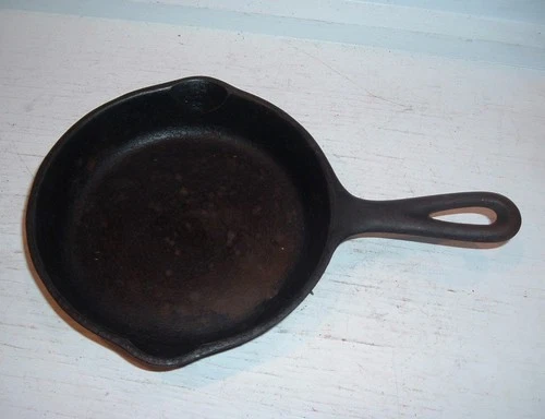 OLD WAGNER SIDNEY CAST IRON FRYING PAN SKILLET, 7" DOUBLE POUR SPOUT