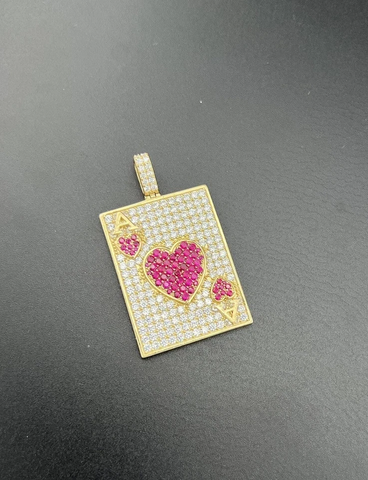 Colgante Tarjeta As de Corazones Rubí Simulado Corte Redondo 2 Ct Chapado en Oro Amarillo 14k Foto 3 de 4