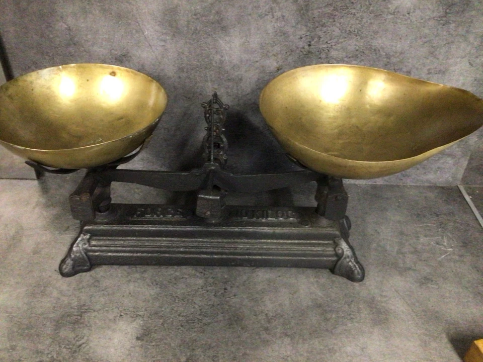 Balance ancienne 10 Kgs plateau cuvette à bec verseur et serie de poids en fonte - Photo 2/4