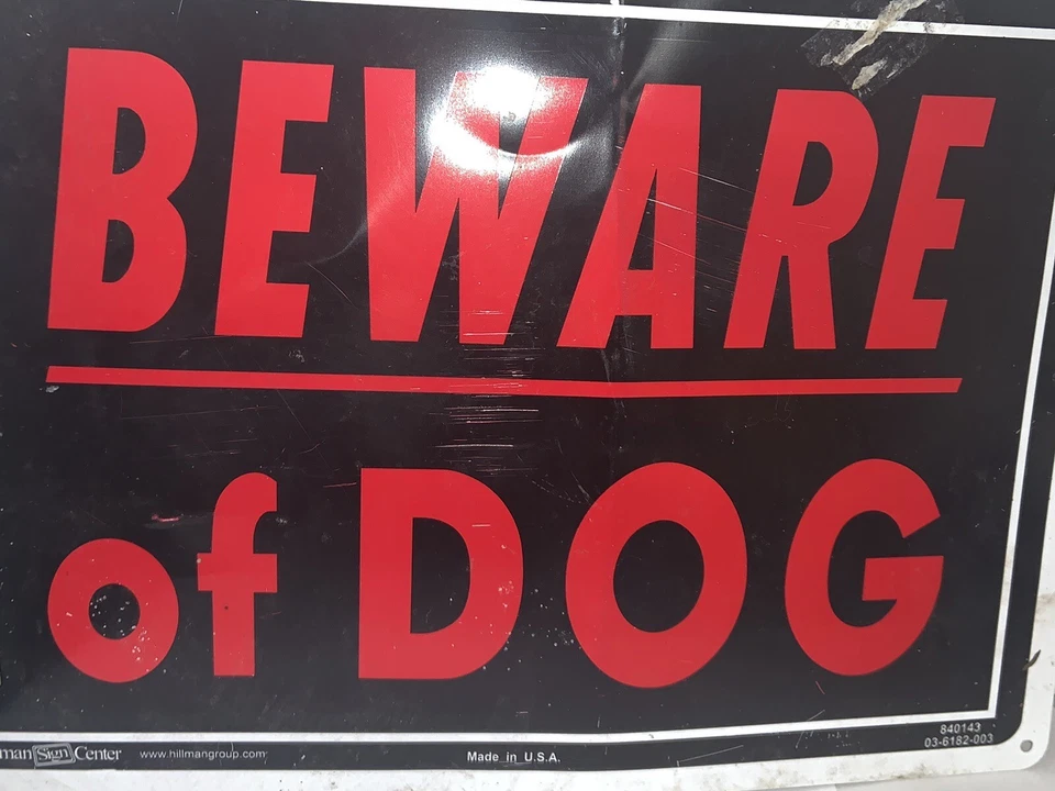 Placa de aviso "CUIDADO COM O CACHORRO" METAL ALUMÍNIO LEVE PRETO USADO - Imagem 2 de 4