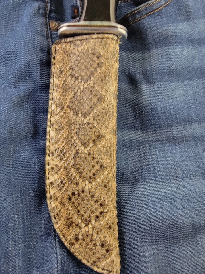 Bainha de couro Buck 119 puxador direito com pele de cascavel autêntica feita sob medida - Imagem 4 de 4