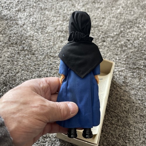 VTG. Hard Plastic Amish Doll / Amish Costume / Blue Dress/ Black Apron 7” - Picture 5 of 9