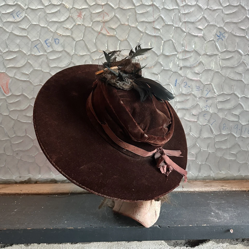 Antiguo sombrero de pluma con cinta de terciopelo marrón eduardiano de la década de 1910 Gibson niña Foto 3 de 4