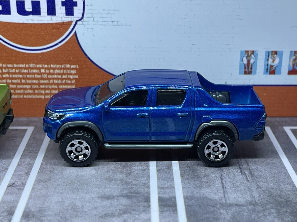 LOT 2 2018 Toyota Hiliux Matchbox Green & Blue Pick Up Truck Diorama Loose 1/64 - Image 4 of 4